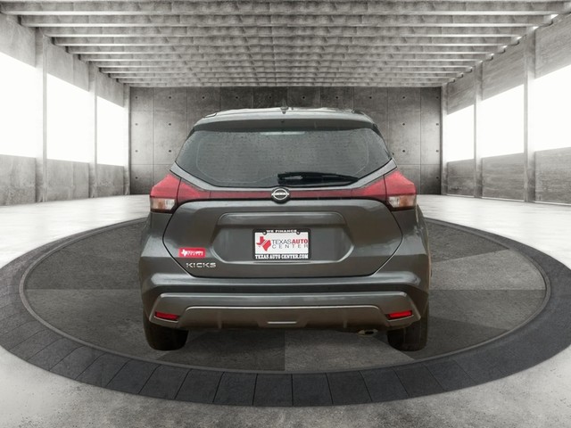 Nissan Kicks Vehicle Full-screen Gallery Image 06