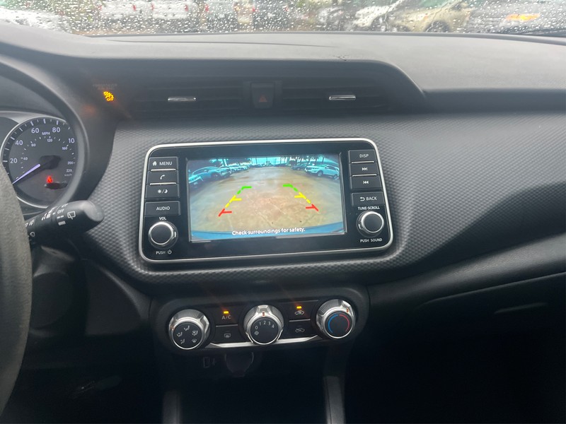 Nissan Kicks Vehicle Full-screen Gallery Image 17
