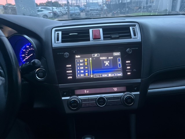 Subaru Legacy Vehicle Full-screen Gallery Image 16