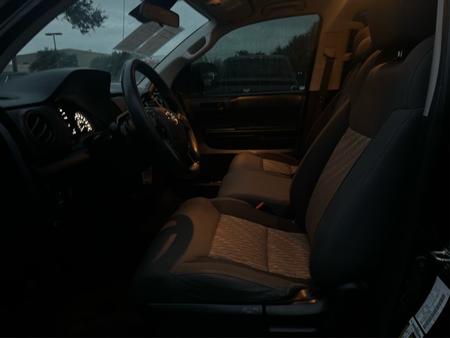 Toyota Tundra 2WD Vehicle Full-screen Gallery Image 09