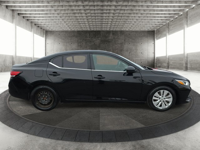 Nissan Sentra Vehicle Full-screen Gallery Image 04