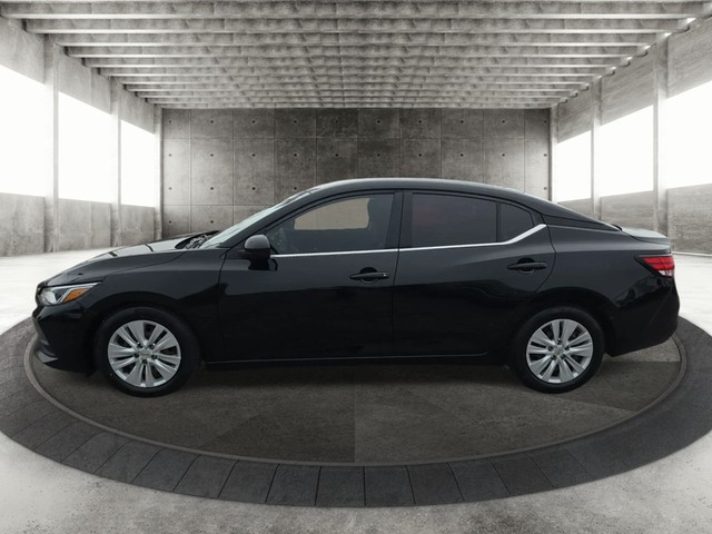 Nissan Sentra Vehicle Full-screen Gallery Image 05