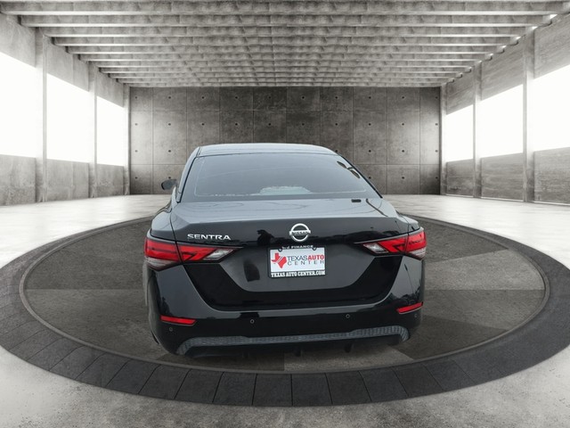 Nissan Sentra Vehicle Full-screen Gallery Image 06
