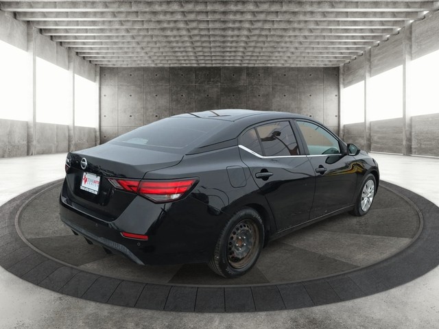 Nissan Sentra Vehicle Full-screen Gallery Image 07