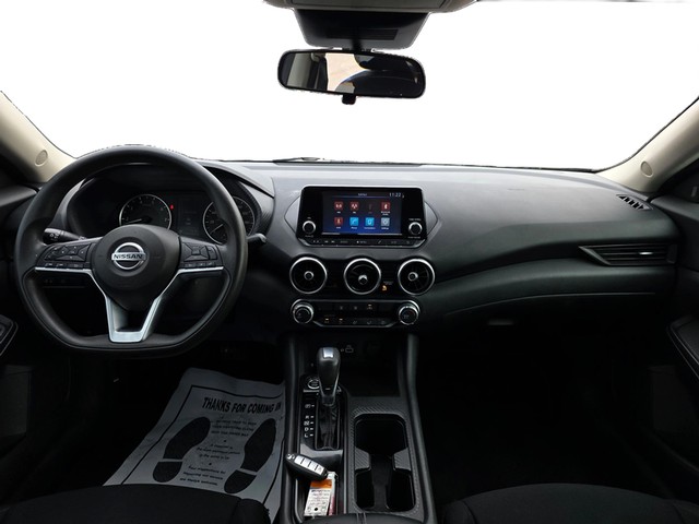 Nissan Sentra Vehicle Full-screen Gallery Image 15