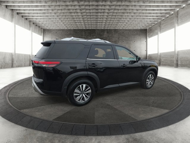 Nissan Pathfinder Vehicle Full-screen Gallery Image 02