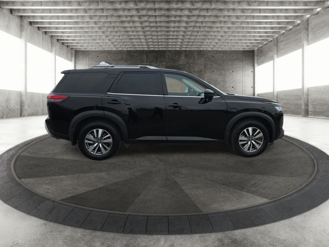Nissan Pathfinder Vehicle Full-screen Gallery Image 03