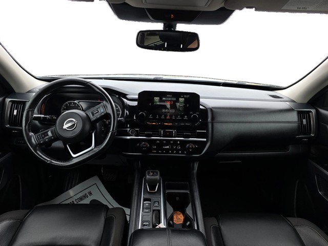 Nissan Pathfinder Vehicle Full-screen Gallery Image 12