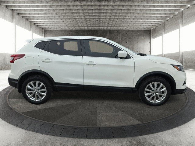 Nissan Rogue Sport Vehicle Full-screen Gallery Image 04
