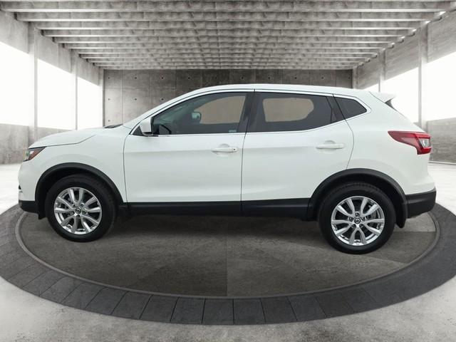 Nissan Rogue Sport Vehicle Full-screen Gallery Image 05