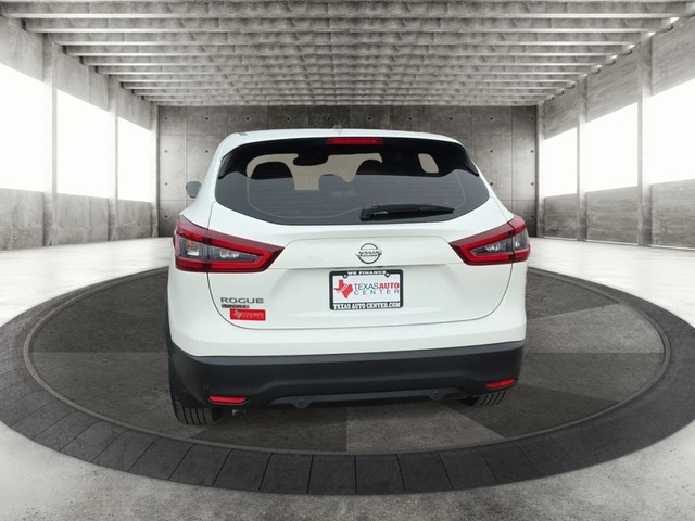 Nissan Rogue Sport Vehicle Full-screen Gallery Image 06