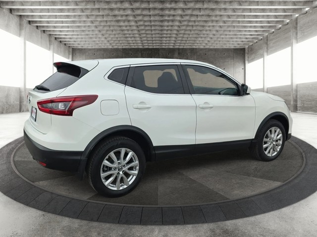 Nissan Rogue Sport Vehicle Full-screen Gallery Image 07