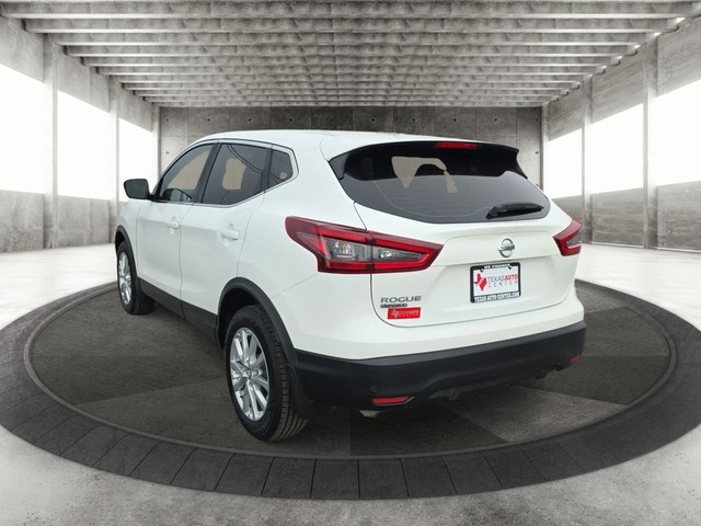 Nissan Rogue Sport Vehicle Full-screen Gallery Image 08