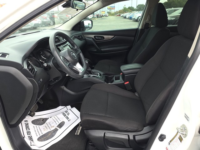 Nissan Rogue Sport Vehicle Full-screen Gallery Image 09