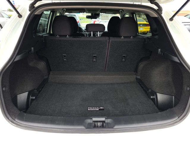 Nissan Rogue Sport Vehicle Full-screen Gallery Image 11