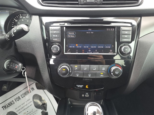 Nissan Rogue Sport Vehicle Full-screen Gallery Image 12