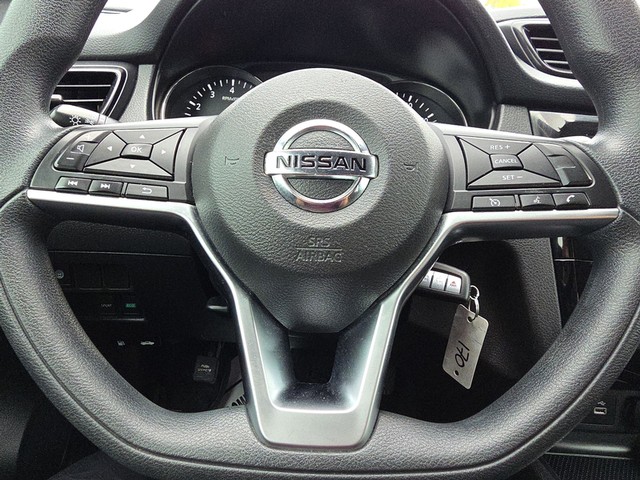 Nissan Rogue Sport Vehicle Full-screen Gallery Image 14