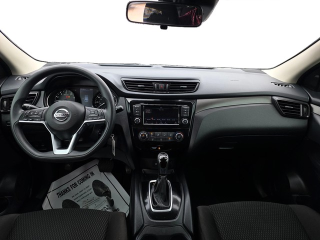 Nissan Rogue Sport Vehicle Full-screen Gallery Image 16