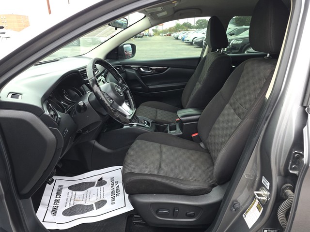 Nissan Rogue Sport Vehicle Full-screen Gallery Image 09