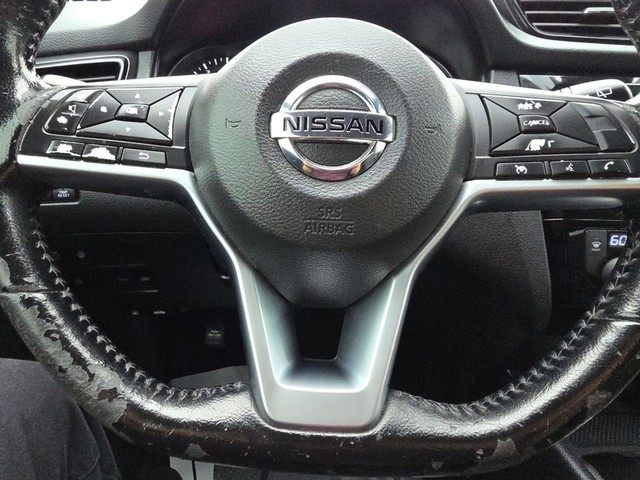 Nissan Rogue Sport Vehicle Full-screen Gallery Image 14