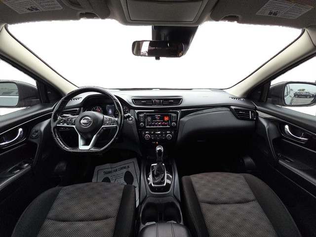 Nissan Rogue Sport Vehicle Full-screen Gallery Image 15