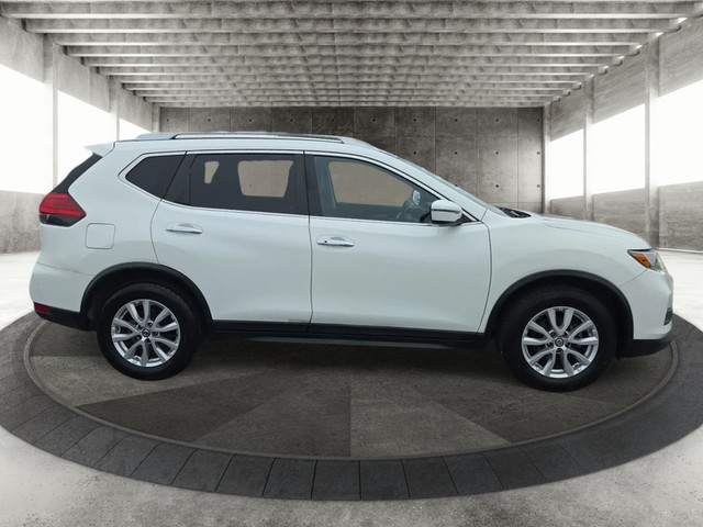 Nissan Rogue Vehicle Full-screen Gallery Image 04