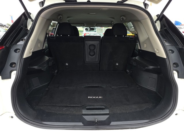 Nissan Rogue Vehicle Full-screen Gallery Image 11