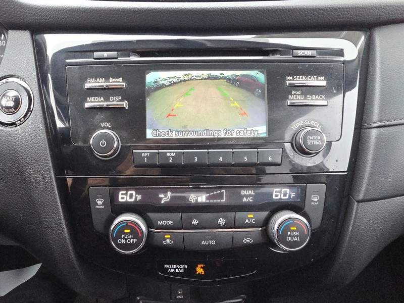 Nissan Rogue Vehicle Full-screen Gallery Image 17