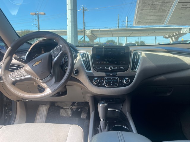 Chevrolet Malibu Vehicle Full-screen Gallery Image 12