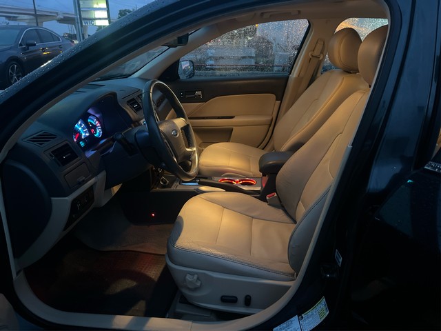 Ford Fusion Vehicle Full-screen Gallery Image 09