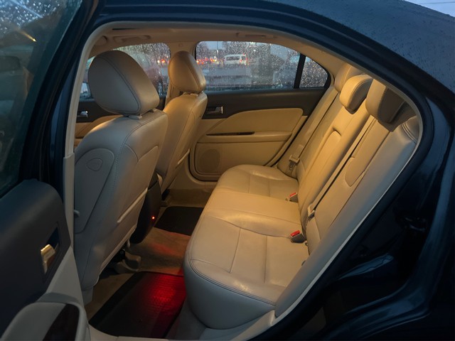 Ford Fusion Vehicle Full-screen Gallery Image 10
