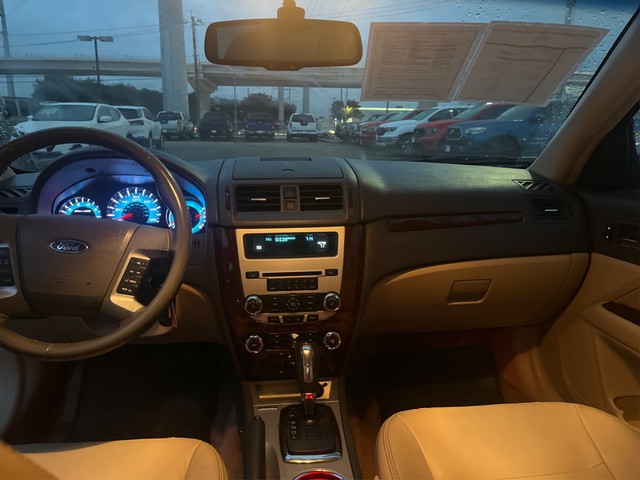 Ford Fusion Vehicle Full-screen Gallery Image 11