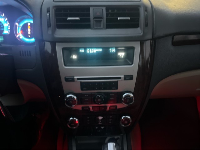 Ford Fusion Vehicle Full-screen Gallery Image 16