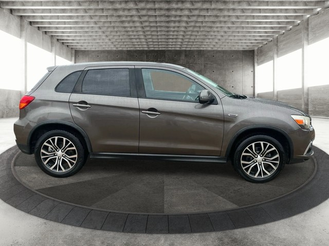 Mitsubishi Outlander Sport Vehicle Full-screen Gallery Image 04