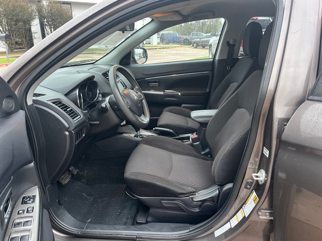 Mitsubishi Outlander Sport Vehicle Full-screen Gallery Image 09