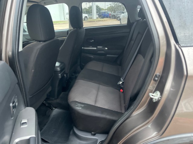 Mitsubishi Outlander Sport Vehicle Full-screen Gallery Image 10