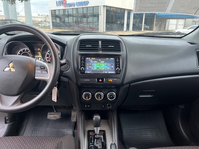 Mitsubishi Outlander Sport Vehicle Full-screen Gallery Image 11