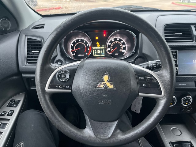 Mitsubishi Outlander Sport Vehicle Full-screen Gallery Image 13