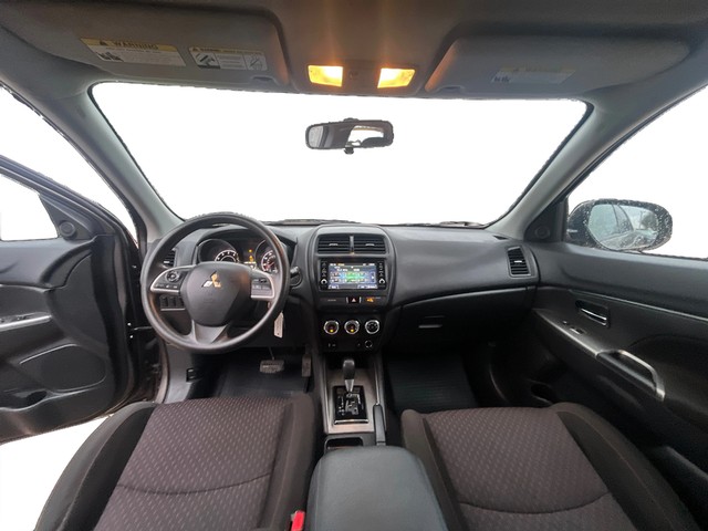 Mitsubishi Outlander Sport Vehicle Full-screen Gallery Image 14