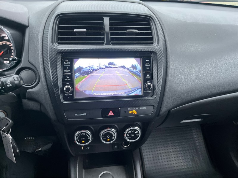 Mitsubishi Outlander Sport Vehicle Full-screen Gallery Image 17