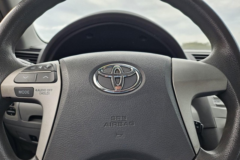 Toyota Camry Vehicle Image 13
