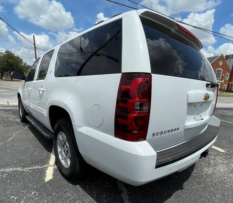 Chevrolet Suburban Vehicle Image 4