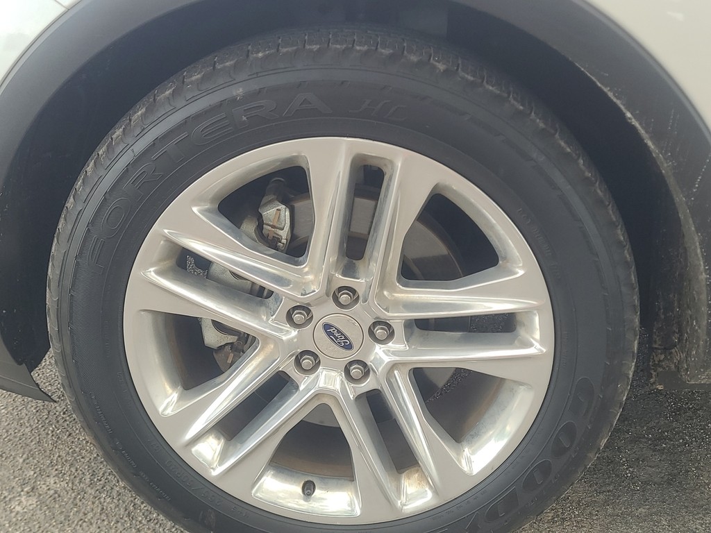 Ford Explorer Vehicle Image 7