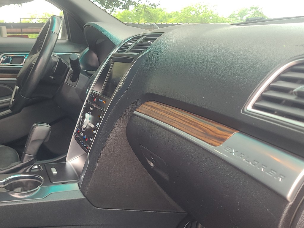 Ford Explorer Vehicle Image 15