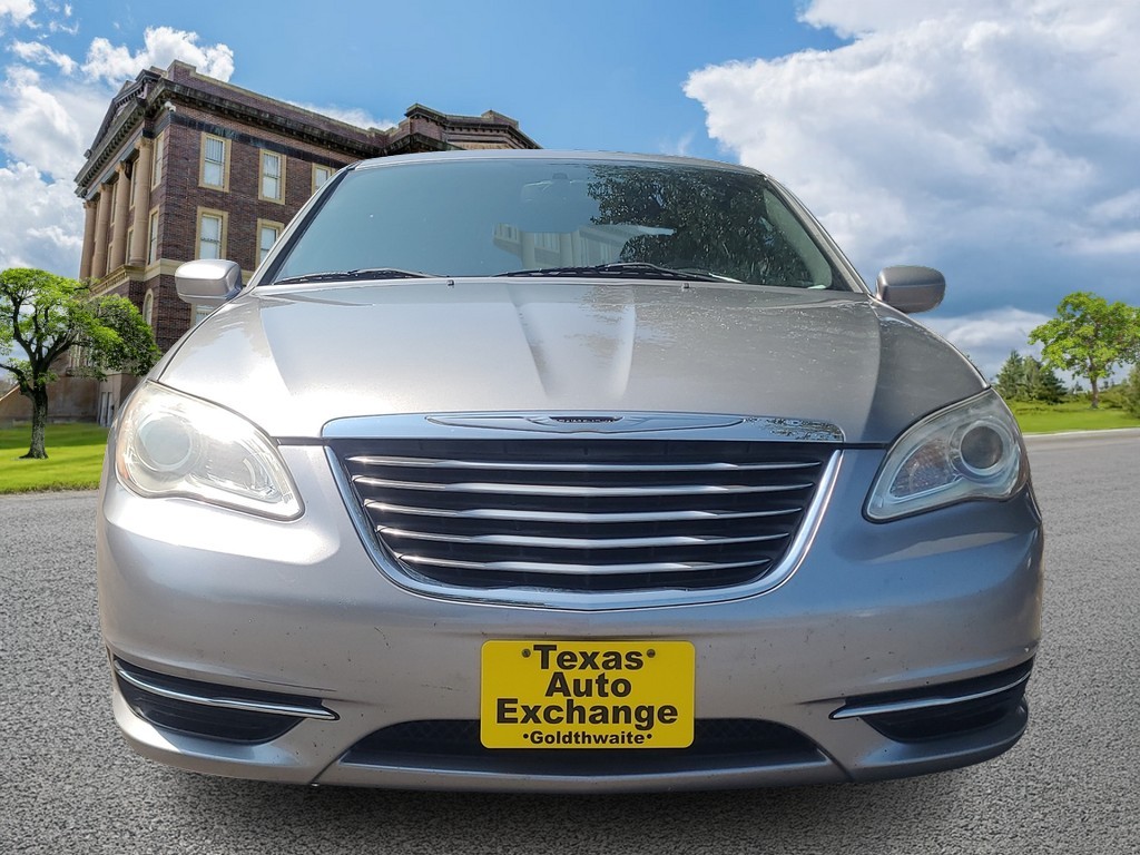 Chrysler 200 Vehicle Image 8