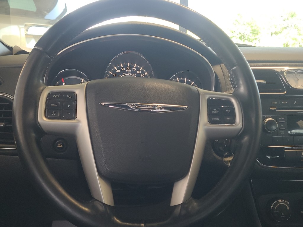 Chrysler 200 Vehicle Image 16