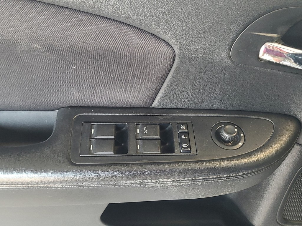 Chrysler 200 Vehicle Image 23