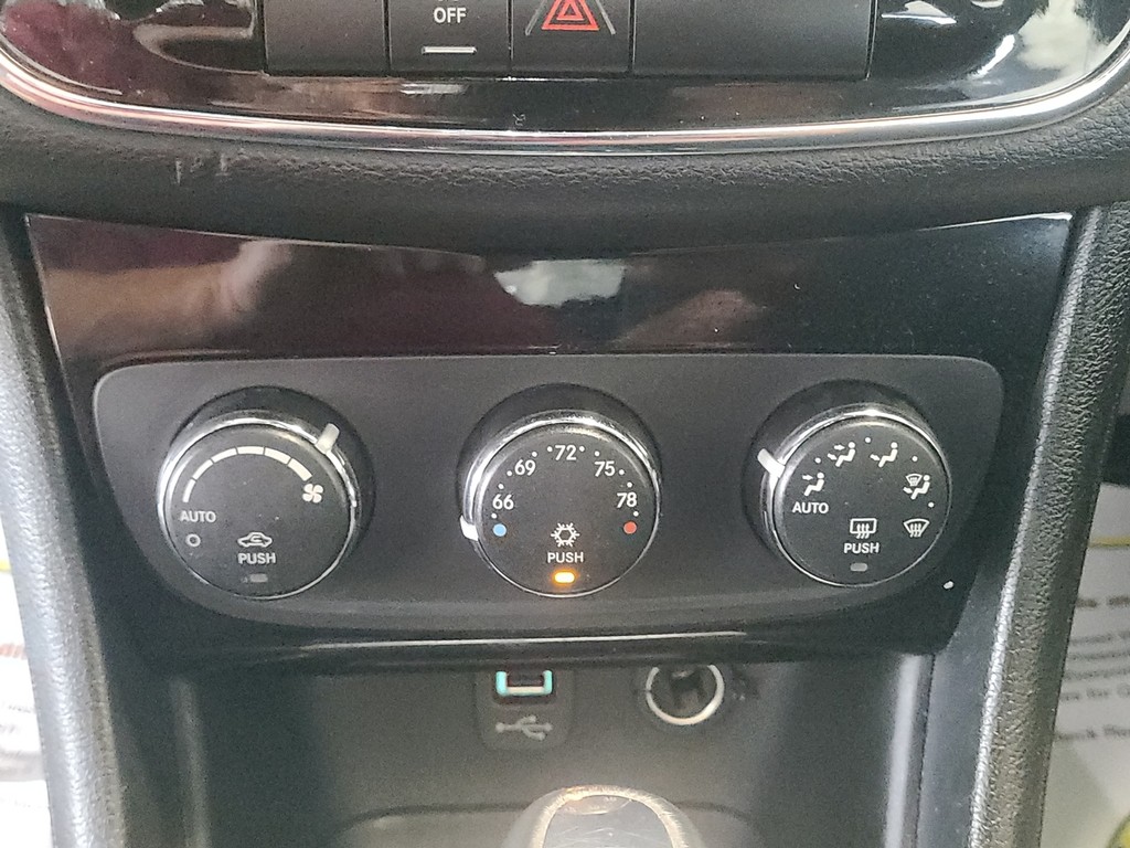 Chrysler 200 Vehicle Image 29