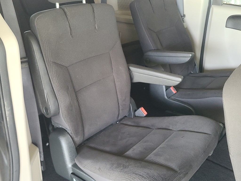 Dodge Grand Caravan Vehicle Image 12