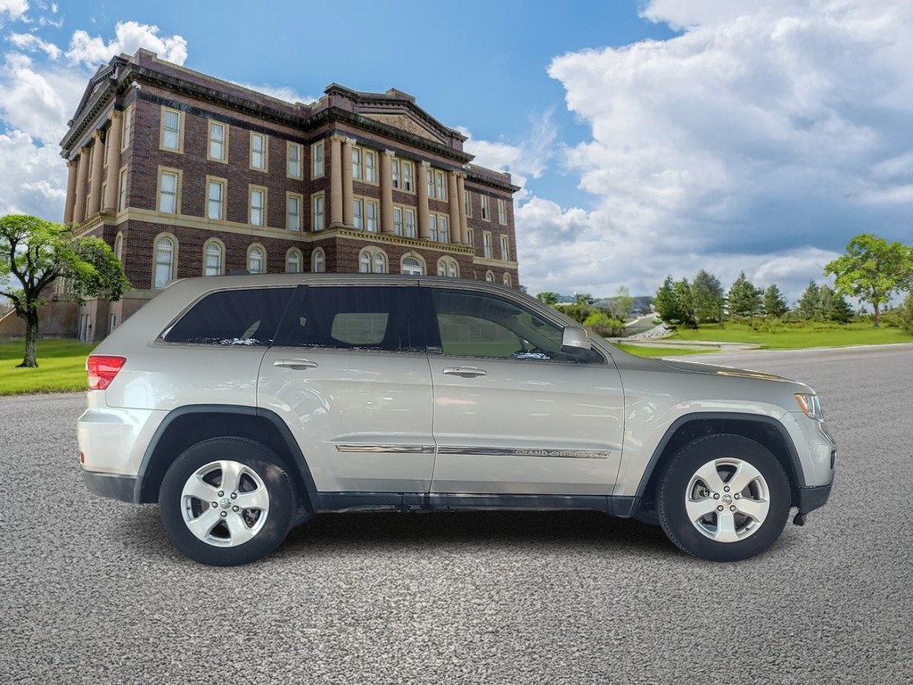 Jeep Grand Cherokee Vehicle Image 2